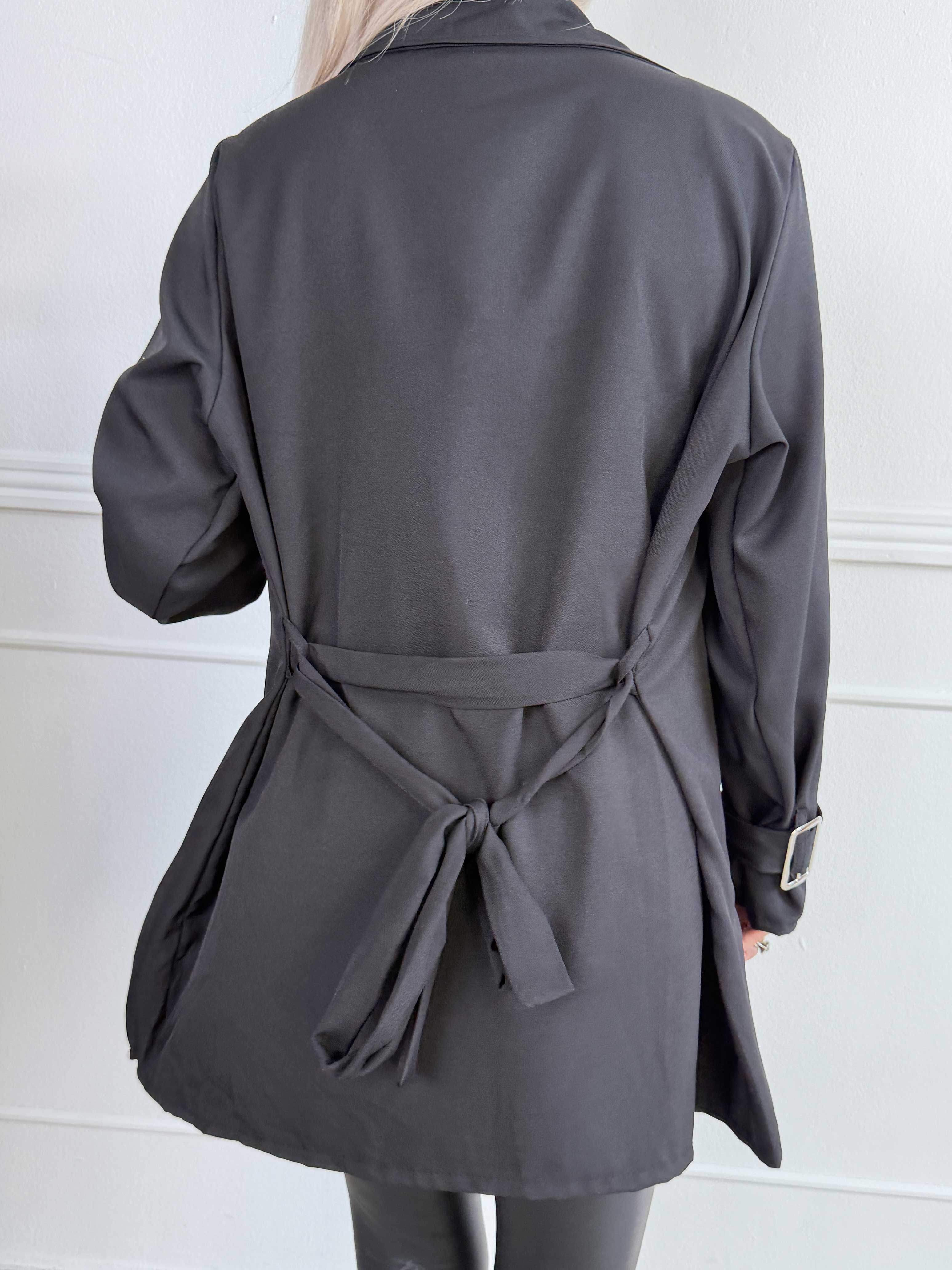 Sharpay Short 2.0 – Kort lätt plus size trenchcoat med knytskärp